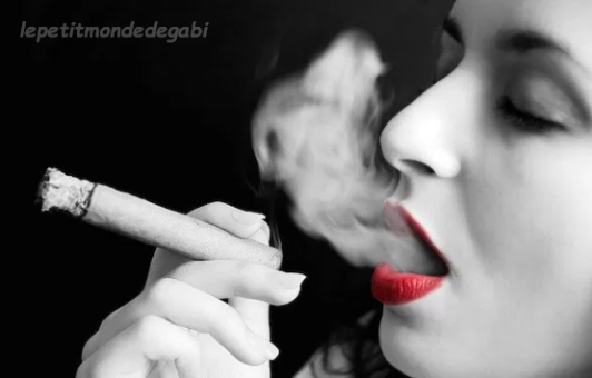 wanita merokok